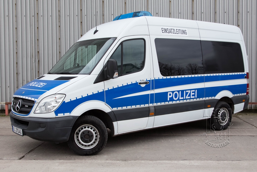 Einsatzleitwagen Mercedes Benz Sprinte mieten beim Leon Actionteam. Polizeifahrzeuge, Uniformen, Requisiten, Waffen für Film und TV in Berlin günstig mieten.