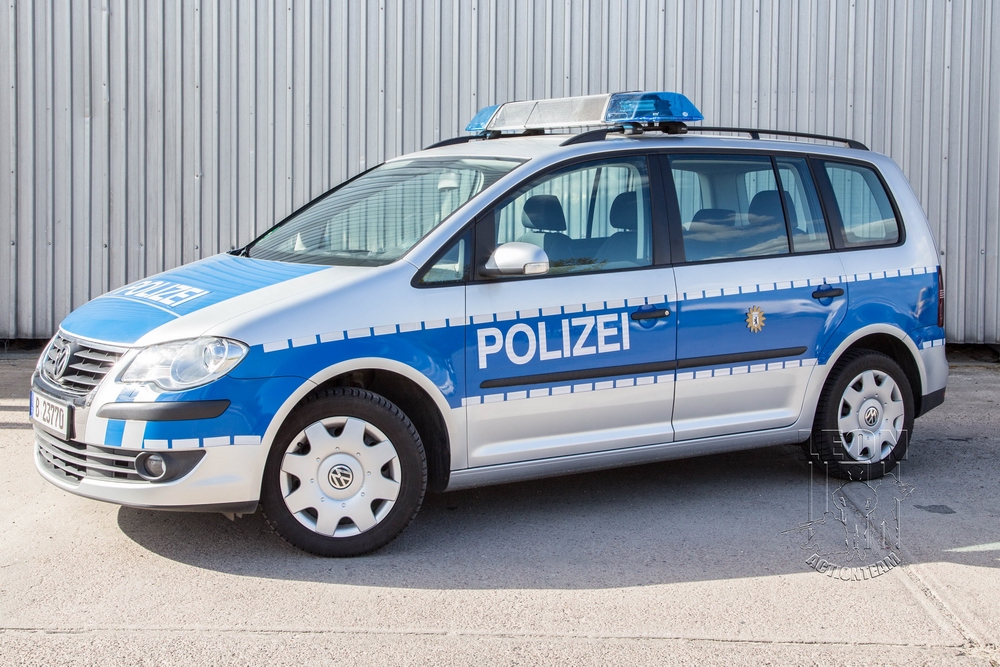 Streifenwagen VW Touran mieten beim Leon Actionteam. Polizeifahrzeuge, Uniformen, Requisiten, Waffen für Film und TV in Berlin günstig mieten.