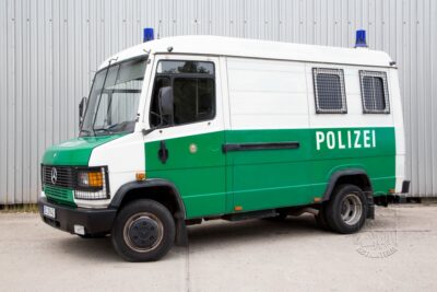 Mannschaftstransportwagen Mercedes 609 D mieten beim Leon Actionteam. Polizeifahrzeuge, Uniformen, Requisiten, Waffen für Film und TV in Berlin günstig mieten.