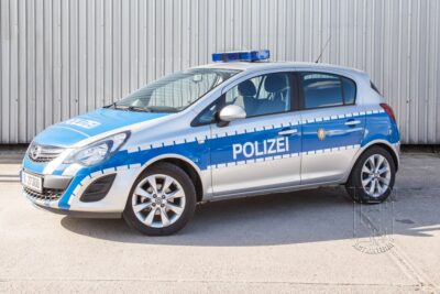 Polizei-Ordnungsamt Opel Corsa mieten beim Leon Actionteam. Polizeifahrzeuge, Uniformen, Requisiten, Waffen für Film und TV in Berlin günstig mieten.