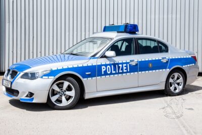 Streifenwagen BMW 5er Limousine mieten beim Leon Actionteam. Polizeifahrzeuge, Uniformen, Requisiten, Waffen für Film und TV in Berlin günstig mieten.