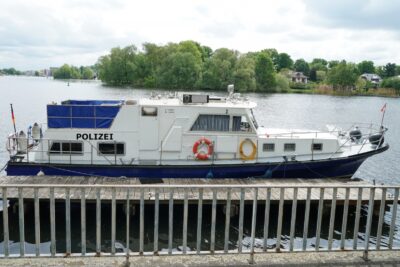 LEON Polizei Boot