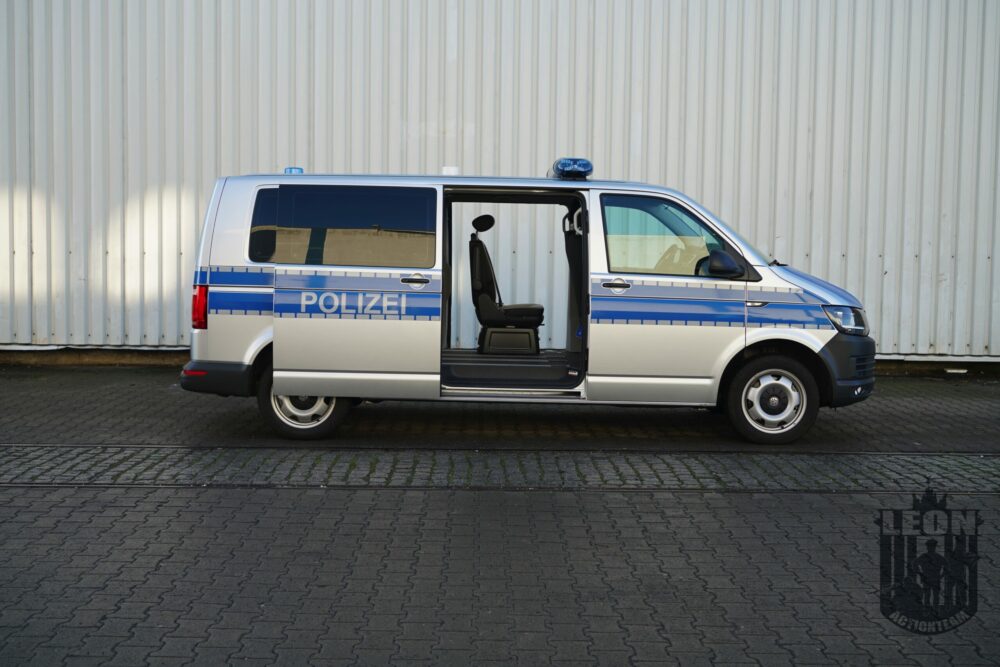 Polizei Streifenwagen VW T6, Einsatzfahrzeug mieten bei LEON Actionteam