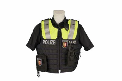 leon actionteam requisiten uniform fundus von polizei, feuerwehr, rettungsdienst, zoll, bundeswehr und justiz. schutzweste schleswig-holstein mieten