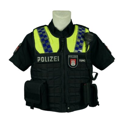 leon actionteam requisiten uniform fundus von polizei, feuerwehr, rettungsdienst, zoll, bundeswehr und justiz. schutzweste model hamburg mieten